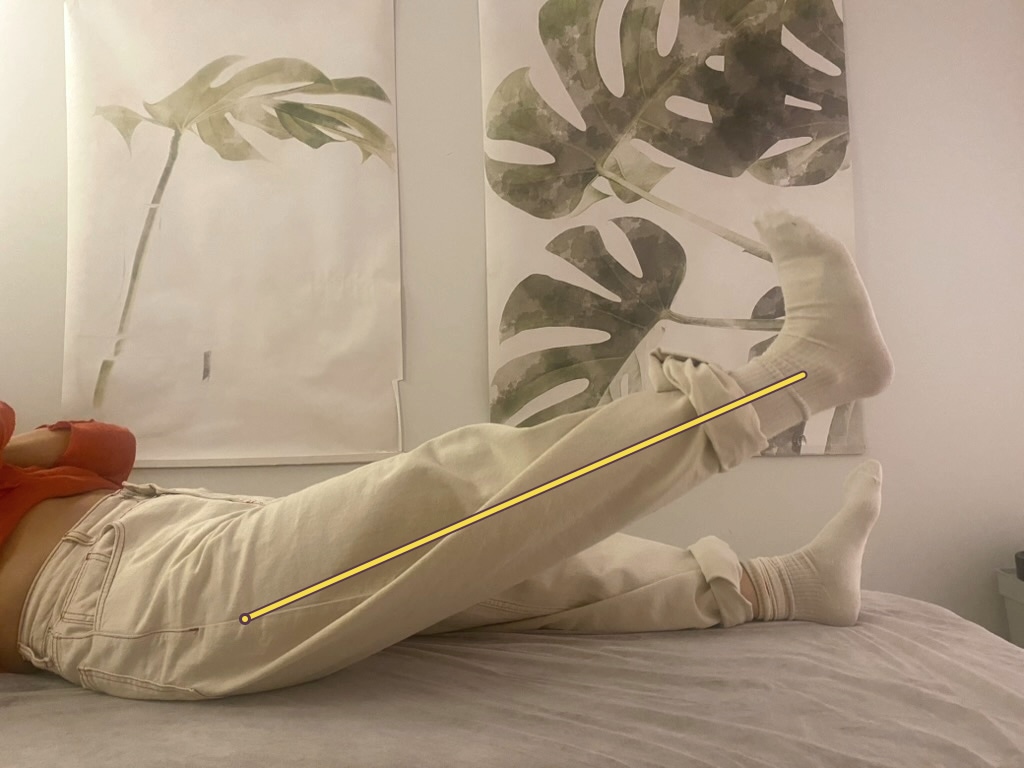 Antes: persona tumbada con una pierna elevada y la rodilla flexionada